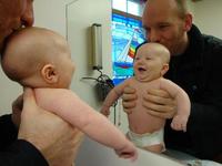 Las vacunas dan menos reacción en el muslo que en el brazo 