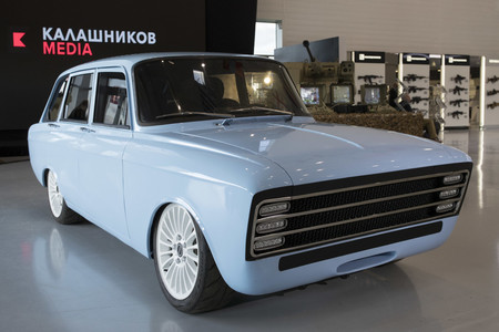Este es el Kalashnikov CV-1, el coche eléctrico ruso con el que el fabricante del AK-47 quiere fusilar a Tesla