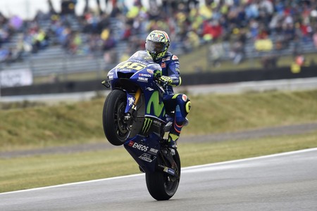 Tras un año de sequía, La Catedral devuelve la victoria a Valentino Rossi en una carrera de MotoGP demencial