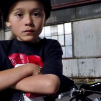 Se llama AJ, y con sólo siete años ya es una futura estrella del stunt