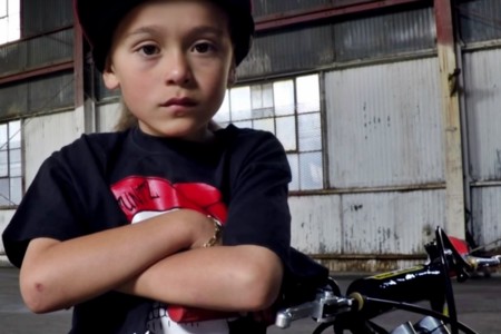 Se llama AJ, y con sólo siete años ya es una futura estrella del stunt