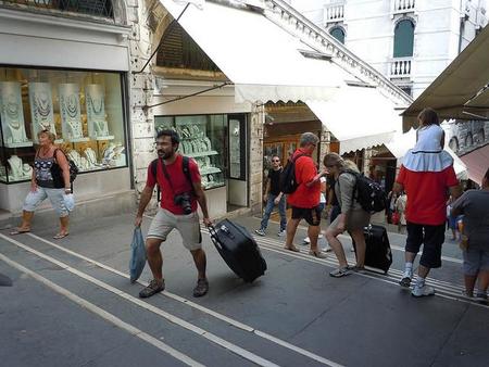 Venecia multará por el uso de maletas con ruedas