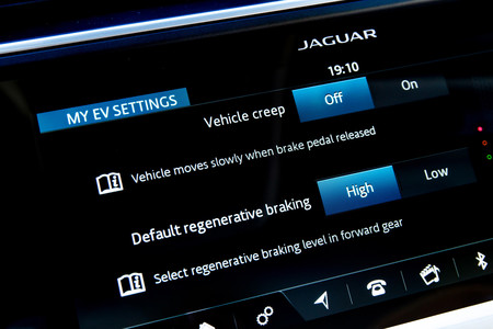 Jaguar I-PACE selector intensidad frenada regenerativa