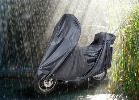 Mantén tu moto protegida y el trasero seco con los protectores de Tucano Urbano
