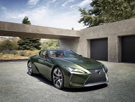 El nuevo Lexus LC 500h es el mismo coupé híbrido de 359 CV y 120.000 euros, pero ahora más dinamico y conectado