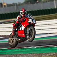 Ducati Panigale V4 25° Anniversario 916: los 214 CV de las V4 modernas con estética 916 de carreras