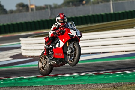 Ducati Panigale V4 25° Anniversario 916: los 214 CV de las V4 modernas con estética 916 de carreras