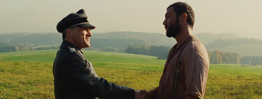 No puedo dejar de pensar en la brutalidad de Tarantino en Malditos Bastardos: un diálogo, dos personajes y una tensión que te come por dentro