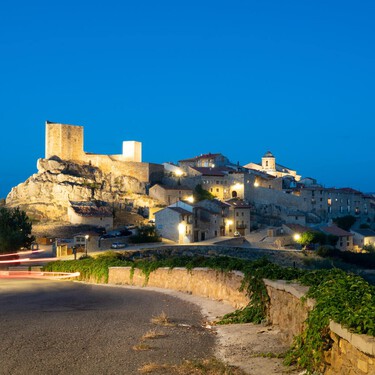 Castillos y noches estrelladas: el pueblo medieval en plena sierra de Teruel donde el tiempo parece detenerse 
