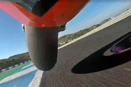 Así de estresante e hipnótico es ser una rueda delantera, una cadena o un amortiguador de MotoGP