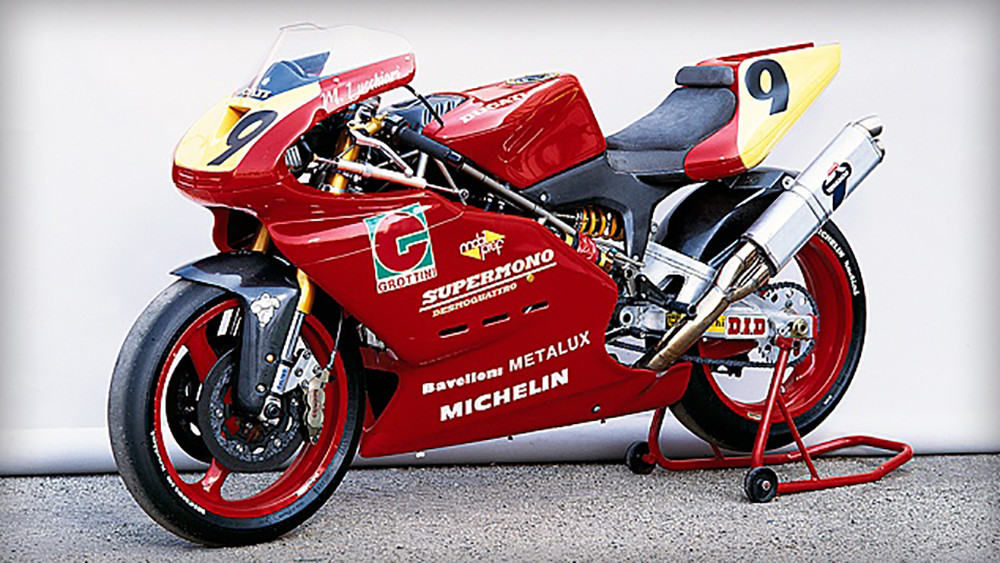 Una biela falsa, 122 kg y 77 cv, así era la impresionante Ducati Supermono de 1993