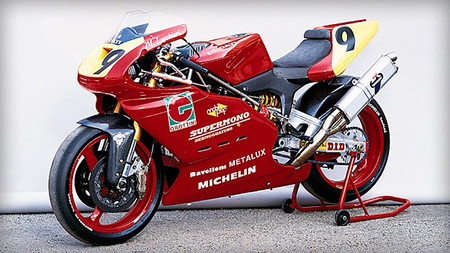 Una biela falsa, 122 kg y 77 cv, así era la impresionante Ducati Supermono de 1993