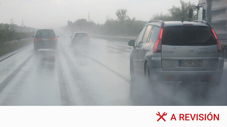 Conducir con lluvia: qué es el aquaplaning, cómo podemos prevenirlo y qué hacer si aparece