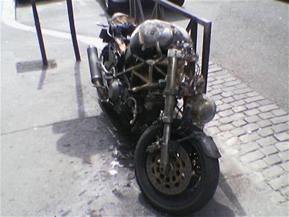 Ducati Monster quemada