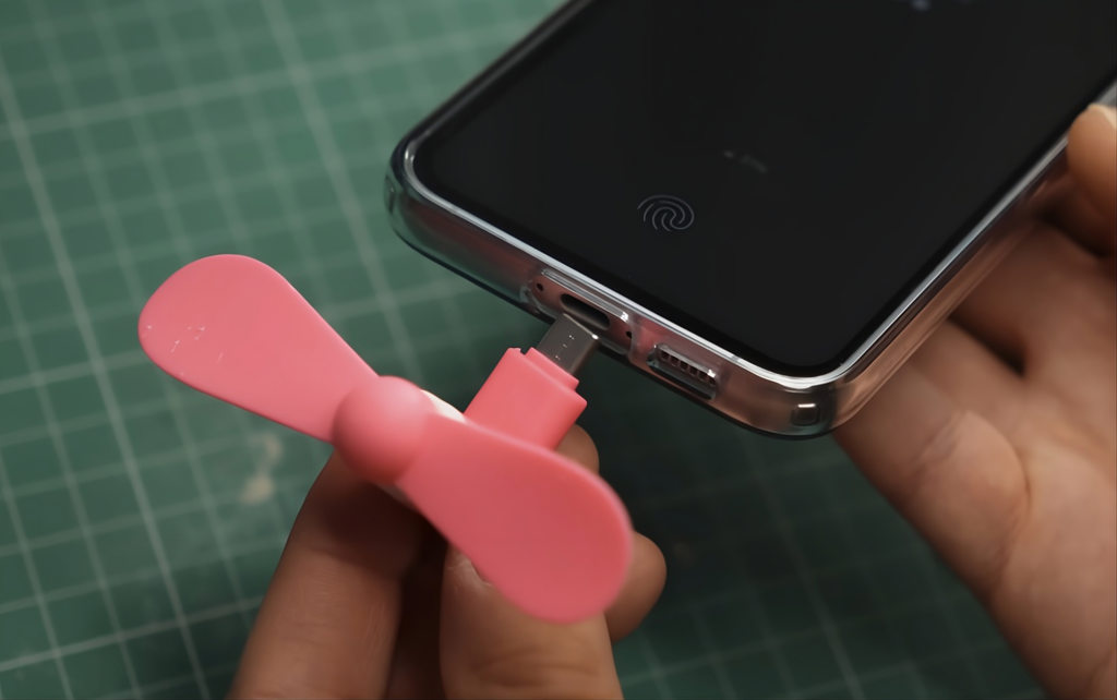 "Si tienes este ventilador para el móvil, dáselo a alguien que te caiga mal": el peligro de conectar cualquier cosa al USB del móvil