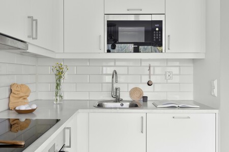 Las cocinas pequeñas tienen que aprovechar al máximo el espacio, aún en la parte alta, pero con más modularidad integrada.