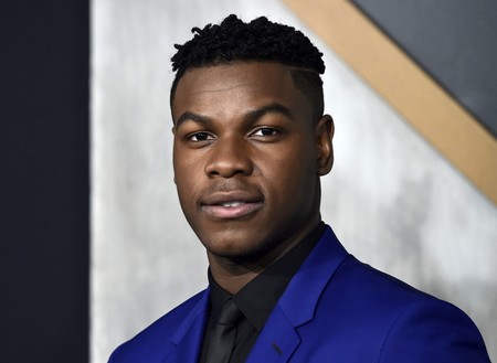 John Boyega domina el color azul para la primavera en la premiere de 'Pacific Rim'