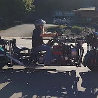 Hace 60 años un ingeniero construyó una moto de 5 metros con el viejo motor de un Chevrolet. Ahora un youtuber la ha comprado, y todavía arranca 