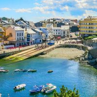 El pueblo de pescadores de Asturias que supera a Cudillero: tiene playas eternas, preciosas piscinas naturales y un área gratis para campers