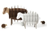 Original estantería de cartón con forma de oveja