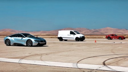 La Atieva Edna invoca de nuevo sus poderes para humillar a un BMW i8 y a un Dodge Viper