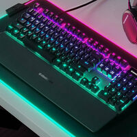 El teclado gaming con más comentarios en Amazon es de SteelSeries, tiene mucho RGB y una pantalla personalizable