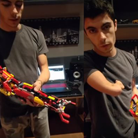 Un chico de 18 años utilizó LEGO para hacerse una prótesis de brazo y poder tomar objetos