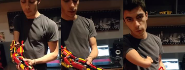 Un chico de 18 años utilizó LEGO para hacerse una prótesis de brazo y poder tomar objetos