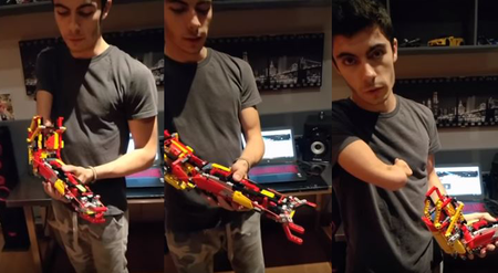 Un chico de 18 años utilizó LEGO para hacerse una prótesis de brazo y poder tomar objetos