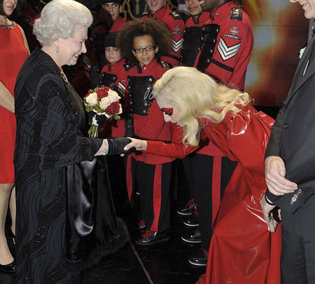 Lady Gaga y Miley Cyrus conocen a la Reina de Inglaterra