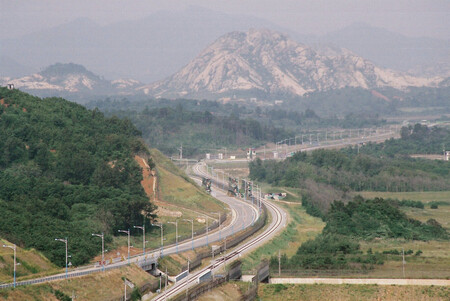 A linha Donghae Bukbu na costa leste da Coreia. Essa conexão por estrada e ferrovia foi construída para os sul-coreanos que visitavam a região turística do Monte Kumgang, no norte.