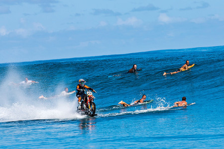 ¿Quieres ver en directo a Robbie Maddison surfear con su moto? Ve sacando billetes para Australia…
