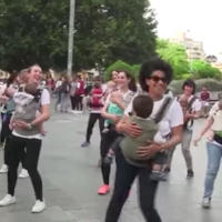 Alégrate el día: un flashmob de mamás con sus bebés en mochilas bailando al ritmo de "Despacito"