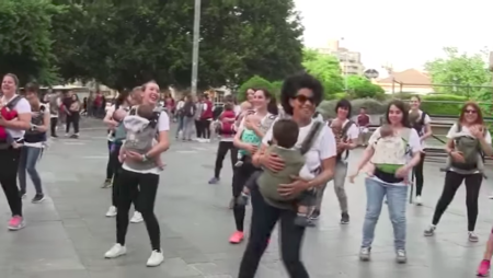 Alégrate el día: un flashmob de mamás con sus bebés en mochilas bailando al ritmo de "Despacito"