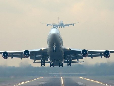 ¿Pagar más por volar en avión "neutral de carbono" sirve para salvar el planeta?