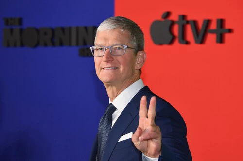 Tim Cook Saludando