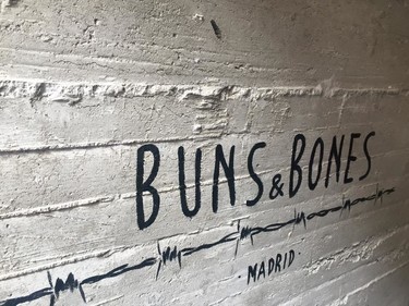 ¿Buscas una fusión de cocinas internacionales? Buns&Bones Madrid está hecho para ti