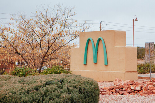 McDonalds com logo azul. Créditos: FiledIMAGE/ GettyImages