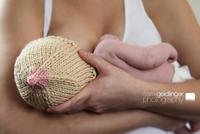 Un gorrito para el bebé con forma de teta 