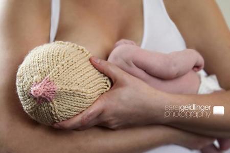 Un gorrito para el bebé con forma de teta