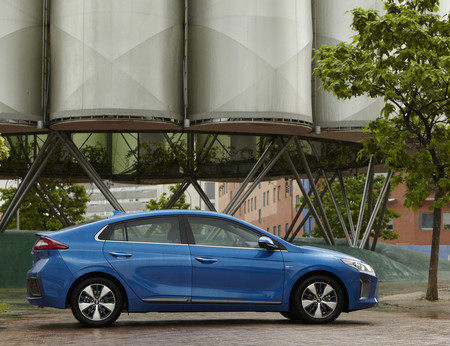 Hyundai IONIQ híbrido enchufable, prueba contacto