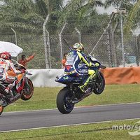 Rossi, Márquez y un caballito a dúo en homenaje de Marco Simoncelli
