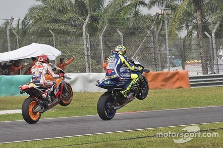 Rossi, Márquez y un caballito a dúo en homenaje de Marco Simoncelli