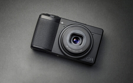 Ricoh GR IIIx, nueva versión de la compacta para fotógrafos callejeros ahora con un objetivo equivalente a un 40 mm