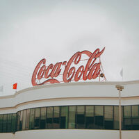 Coca-Cola no solo sufre en México, también cerrará una fábrica histórica 