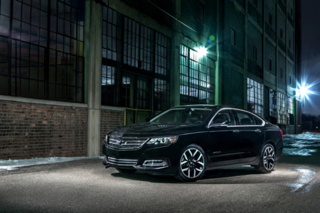 El Chevrolet Impala se viste de negro, un negro agresivo