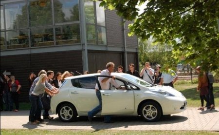 Top Gear vuelve a la des-carga: esta vez el Nissan Leaf es la víctima