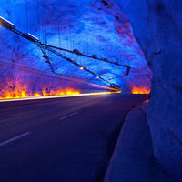 El túnel más largo del mundo es tan bestia que te puedes desorientar. Le han puesto luces para que te sientas al aire libre (y hasta celebres tu boda)