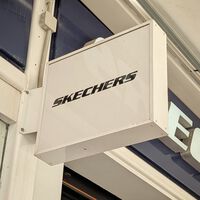 Remate final de zapatillas: Skechers liquida a mitad de precio las zapatillas que se calzan solas para ir cómodos a todas partes 