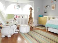 Una habitación infantil repleta de luz 